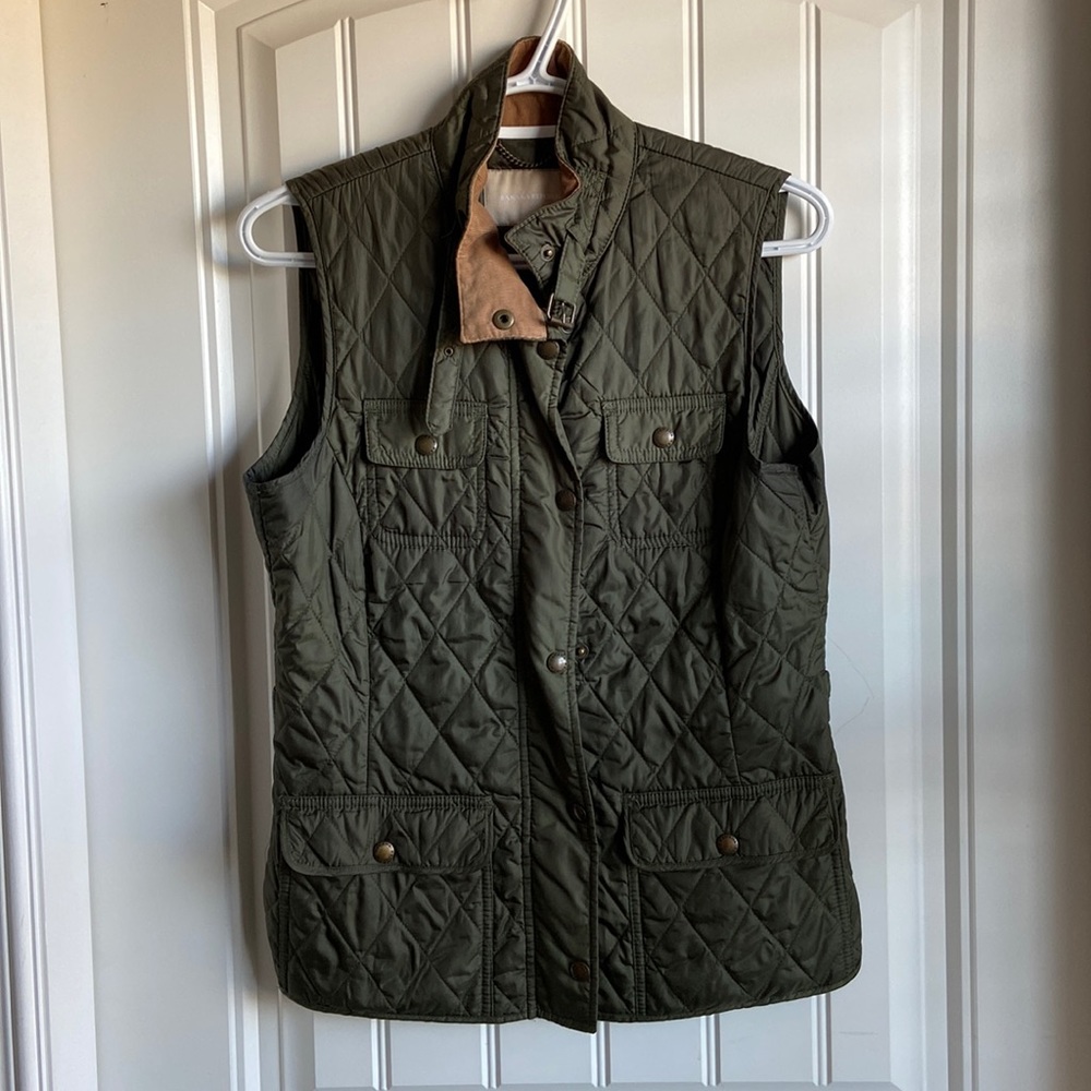 Women’s Banana Republic quilted vest in green